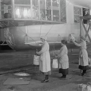 R36 Ready for launching at Inchinnan Woman workers placing ballast bags on the airship 19 R36 Ready for launching at Inchinnan Woman workers placing ballast bags on the airship 19