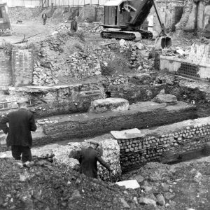 The reconstruction of post war London Diggers discover an old Roman Wall in Walbrook