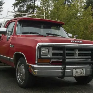 Camioneta de carga RAM Dodge Rojo con un ajuste del techo personalizado. Camioneta de carga RAM Dodge Rojo con un ajuste del techo personalizado.