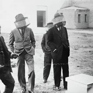 Un apicultor real. El Rey de España visitando una instalación de colmenas.