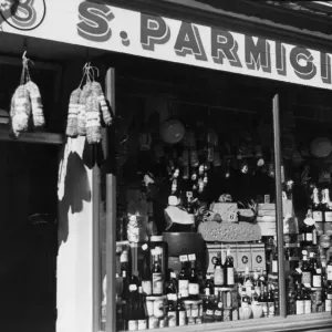 M. Parmiciani et magasin de produits italiens au 8 Old Compton Street, Soho, Londres, Angleterre. M. Parmiciani et magasin de produits italiens au 8 Old Compton Street, Soho, Londres, Angleterre.