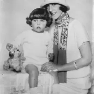 Signora Dodero, di Buenos Aires, con la sua piccola figlia Marquita, che pagano. Signora Dodero, di Buenos Aires, con la sua piccola figlia Marquita, che pagano.