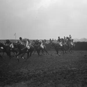 Grand National sensationnel. La scène lorsque le champ a sauté la première barre, et montrant. Grand National sensationnel. La scène lorsque le champ a sauté la première barre, et montrant.