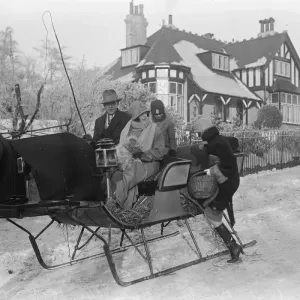 Sleighs displace taxicabs at Buxton, Derbyshire. 5 December 1925 Sleighs displace taxicabs at Buxton, Derbyshire. 5 December 1925