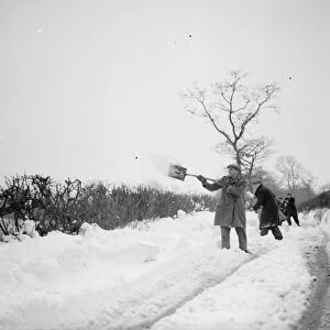 Snow scenes ( clearing away ) Eynsford. 1938