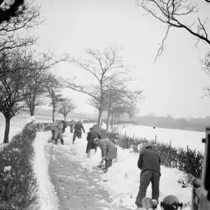 Snow scenes ( clearing away ) Eynsford. 1938
