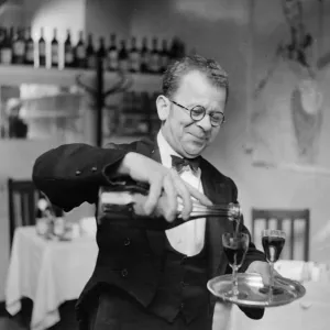Stefan, le serveur de vin au de l'Elysée à Percy Street, Soho, Londres, Angleterre 18. Stefan, le serveur de vin au de l'Elysée à Percy Street, Soho, Londres, Angleterre 18.