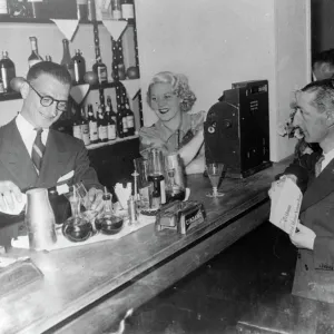 Le secrétaire de Stravinsky tient maintenant un bar à cocktails avec une danseuse de Londres en hôtesse. Gilbert Ramognie. Le secrétaire de Stravinsky tient maintenant un bar à cocktails avec une danseuse de Londres en hôtesse. Gilbert Ramognie.