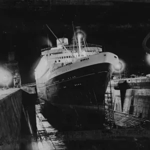 Print of the Nieuw Amsterdam at Southampton's George V Graving dock Print of the Nieuw Amsterdam at Southampton's George V Graving dock