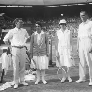 Le tennis à Wimbledon. Finalistes en double mixte. De gauche à droite H O Kinsey, Miss Browne. Le tennis à Wimbledon. Finalistes en double mixte. De gauche à droite H O Kinsey, Miss Browne.