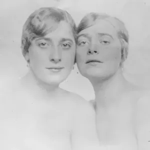 Hermanas gemelas para Estocolmo, que ilustran perfectamente el tipo de belleza sueca. Hermanas gemelas para Estocolmo, que ilustran perfectamente el tipo de belleza sueca.