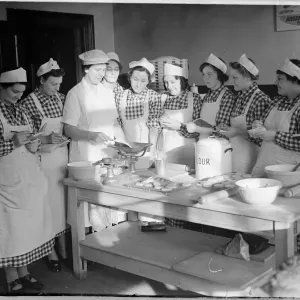 Unemployed women learn to be canteen cooks in London Unemployed women learn to be canteen cooks in London