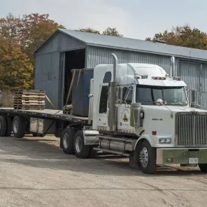 Estrella occidental 6x4 unidad articulada con un remolque de 4 ejes elevado, el remolque es una cama plana. Estrella occidental 6x4 unidad articulada con un remolque de 4 ejes elevado, el remolque es una cama plana.