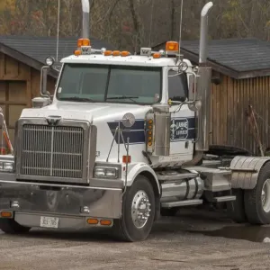 Un tractor unit estrella blanca de 6 x 4 aparcado en un patio de madera rural de Ontario. Un tractor unit estrella blanca de 6 x 4 aparcado en un patio de madera rural de Ontario.