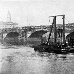 The Widening of London Bridge building the temproray structure September 27 1902