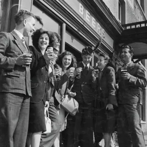 Les jeunes gens aiment le shandy gaff et l'ale douce et amère servie par un pub à Southend. Les jeunes gens aiment le shandy gaff et l'ale douce et amère servie par un pub à Southend.