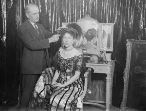 The 1900 mode returns to town. Hairdressers throughout England are preparing models