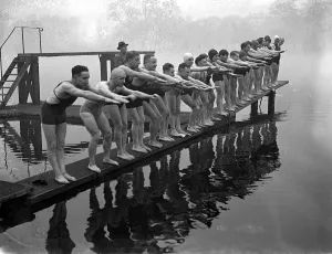 22 compete in annual Christmas Day swimming race in Serpentine. In foggy weather