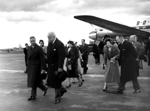 31 January 1952 King George VI and Queen Elizabeth leave the plane after saying
