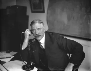 ?5 a minute London - New York telephone. Mr E H Shaughnessy, OBE, MIEE, Assistant
