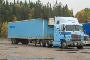 Distance Prints: A 6x4 International tracker unit with a 2 axle box reefer (refrigerated trailer)