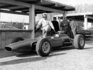 After his accident world famous auto racer John Surtees has stepped into a racing