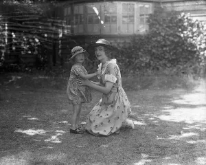 Holiday Prints: The Actress, Miss Mary Glynne and her little daughter Hazel on holiday at Minehead