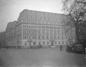 America and London. New embassy building in Grosvenor Square. In one of London s
