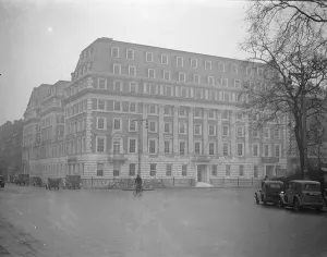America and London. New embassy building in Grosvenor Square. In one of London s