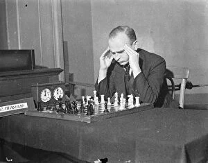 Press Photography Collection: American champion at Hastings International chess Congress. Many of the world s
