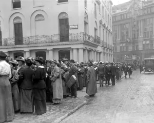 Americans stranded in London outside the offices of the American transport offices