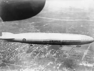 Americas new airship Z R 1 over New York 24 September 1923