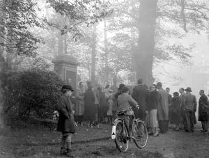 Wreath Prints: Armistice Day in the fog at Sidcup, Kent. 11 November 1934