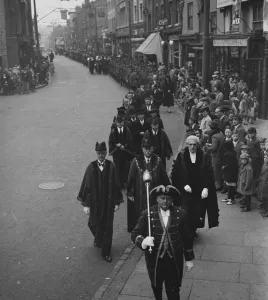 Medals Prints: Armistice Memorial Service in Dartford, Kent. The Mayor of Dartford W A Ward