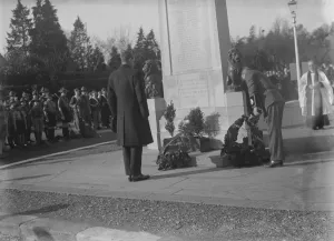 Memorial Prints: Armistice memorial service in Orpington, Kent. The laying of the wreath