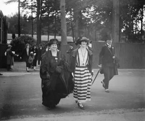 Ascot. The Countess of Clancarty, with her mother. 20 June 1923