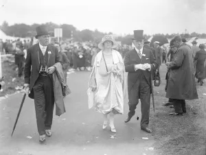 Ascot. Lord Marshall ( right ) with Sir Osborn and Lady Holmden. 17 June 1926