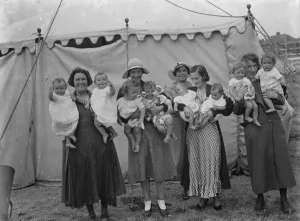 Mothers Prints: Baby show. 1935