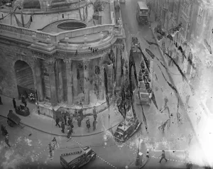 Bank of England presents historic strip of pavement to city. Scanes architecture preserved