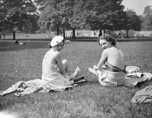 Bare backs in the park. Hyde Park, accustomed to an infinite variety of fashions