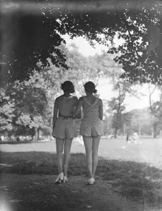 Weather Prints: Bare backs in the park. Hyde Park, accustomed to an infinite variety of fashions