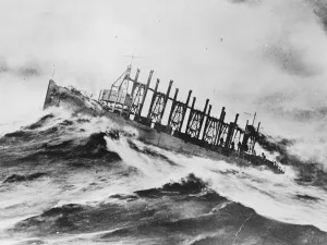 Battling with a tempestous sea. The Us Jason, fuel ship of the Us Navy in foreign waters