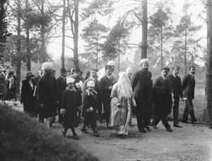 Begum of Bhopal at Woking mosque. The Begum with her Princess granddaughters. 9