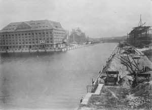 Berlins Newer Harbour The new west harbour with the great custom house and new rail