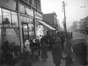 Vehicles Prints: Bexleyheath shoppers. 1935