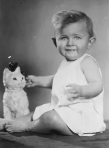 Blue haired boy who is puzzling the doctors of Budapest. Hansi Reuter, the 2 year