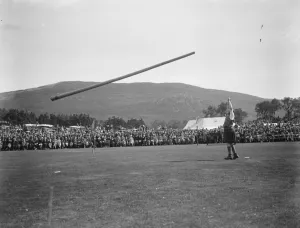 Braemar gathering. Tossing the caber. 10 September 1926