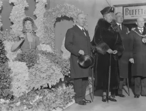 Show Prints: British Industrial fair 1931 The Queen visits the cotton trades section at the White