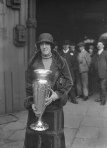 Sport Prints: British womens tennis team arrives home from America Mrs Lambert Chambers photographed