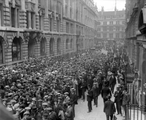 Automobile Prints: Broad Street (War stranded Americans at American consulate)
